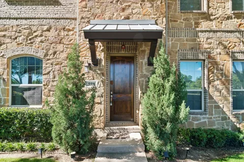 559 W Royal Lane