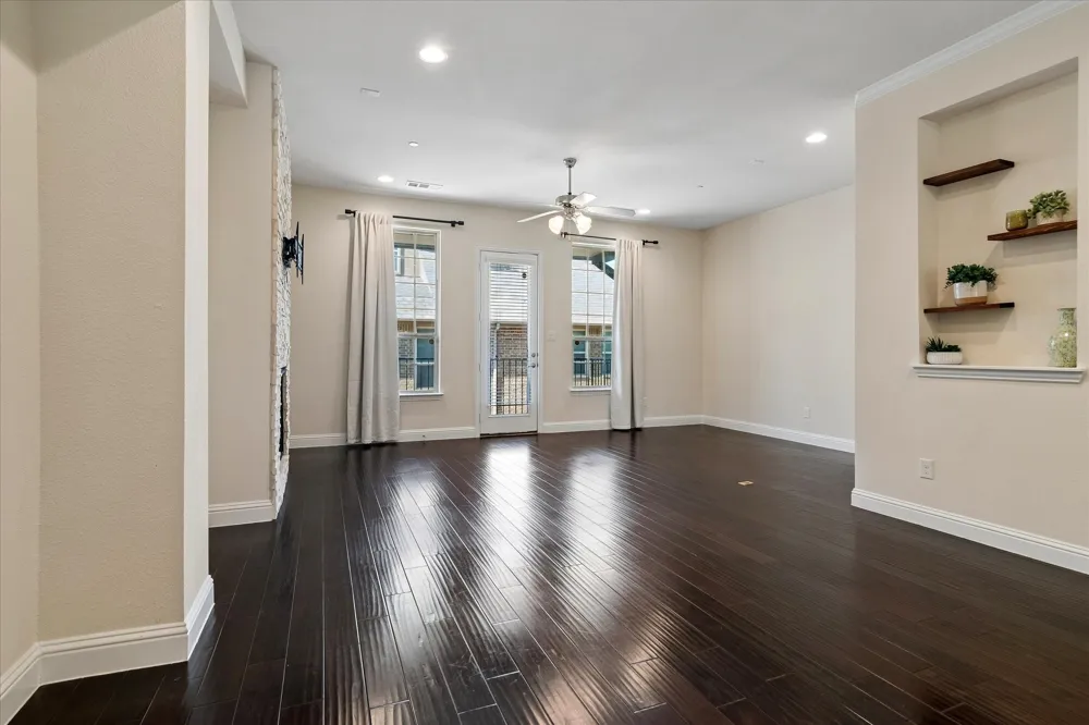 559 W Royal Lane Irving, TX 75039