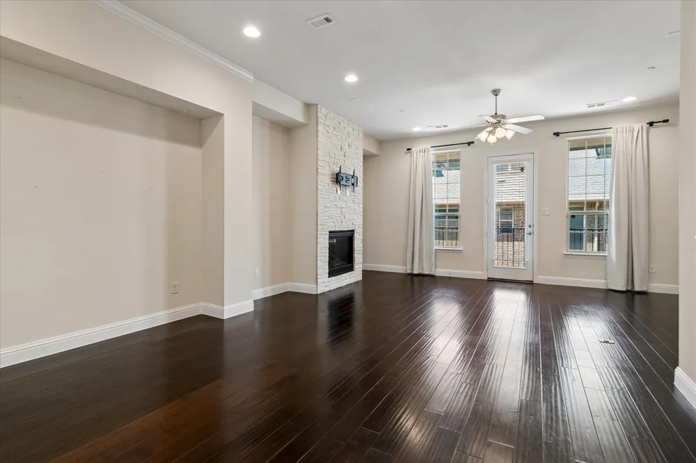 559 W Royal Lane Irving, TX 75039