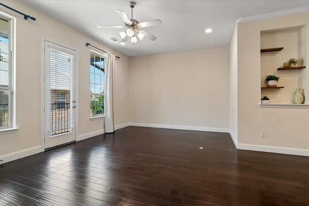 559 W Royal Lane Irving, TX 75039