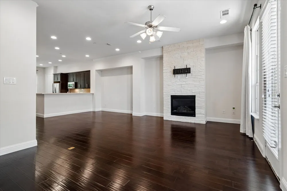 559 W Royal Lane Irving, TX 75039