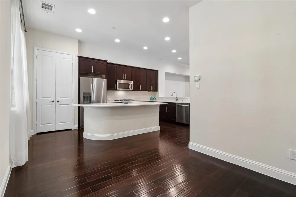 559 W Royal Lane Irving, TX 75039