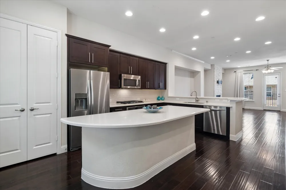 559 W Royal Lane Irving, TX 75039