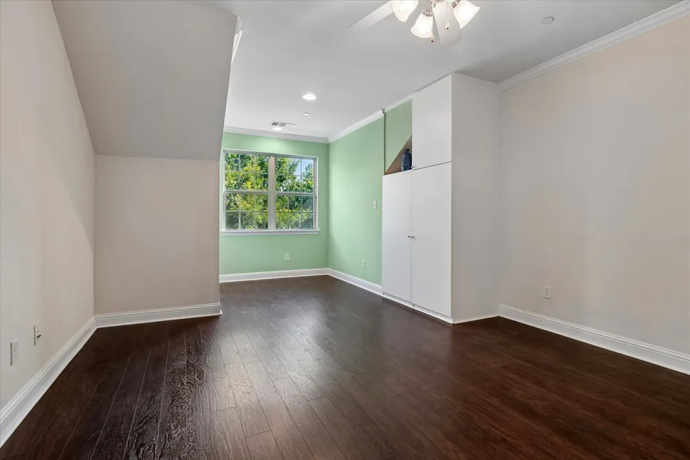 559 W Royal Lane Irving, TX 75039