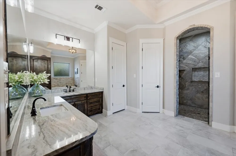 924 Indian Trail Oak Leaf, TX 75154