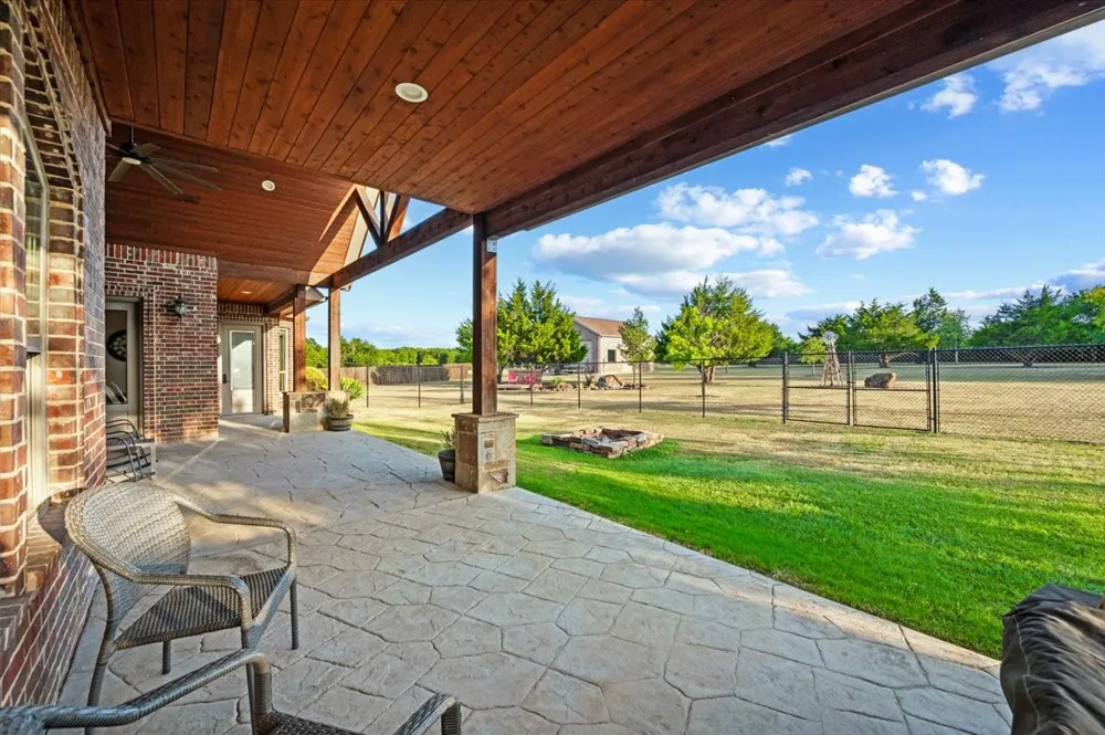 924 Indian Trail Oak Leaf, TX 75154