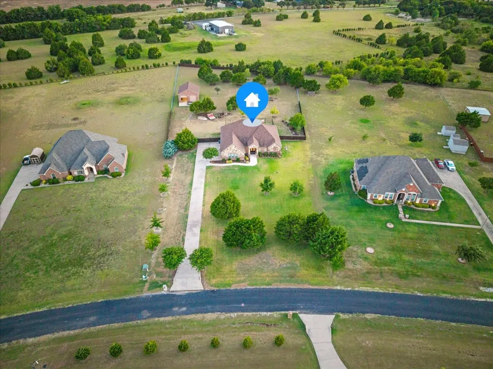924 Indian Trail Oak Leaf, TX 75154