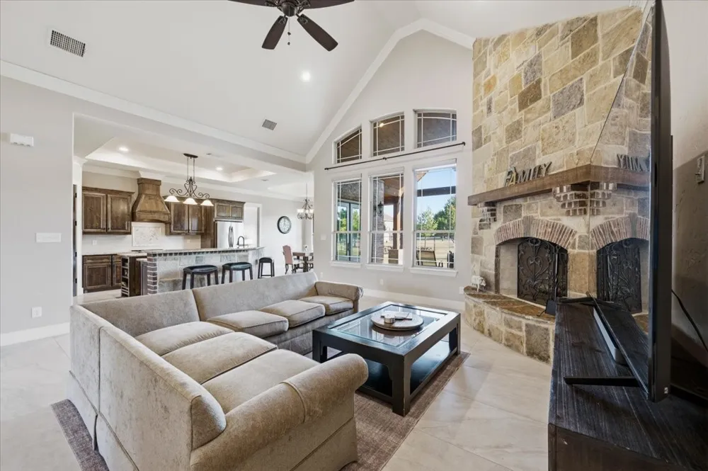 924 Indian Trail Oak Leaf, TX 75154