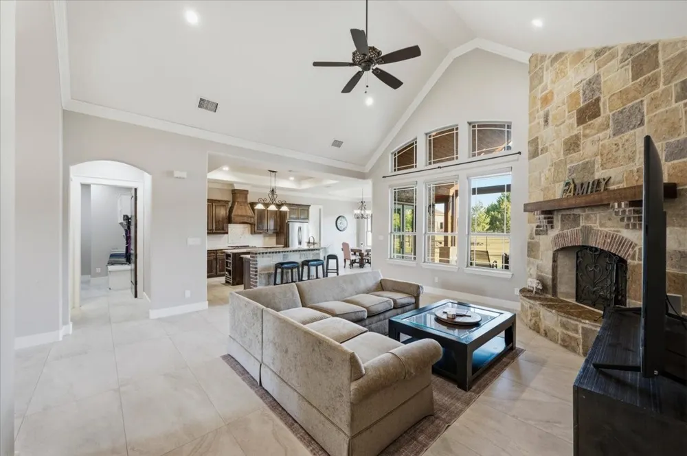 924 Indian Trail Oak Leaf, TX 75154