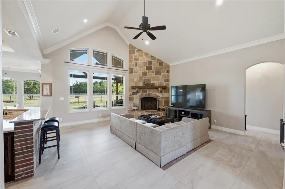 924 Indian Trail Oak Leaf, TX 75154