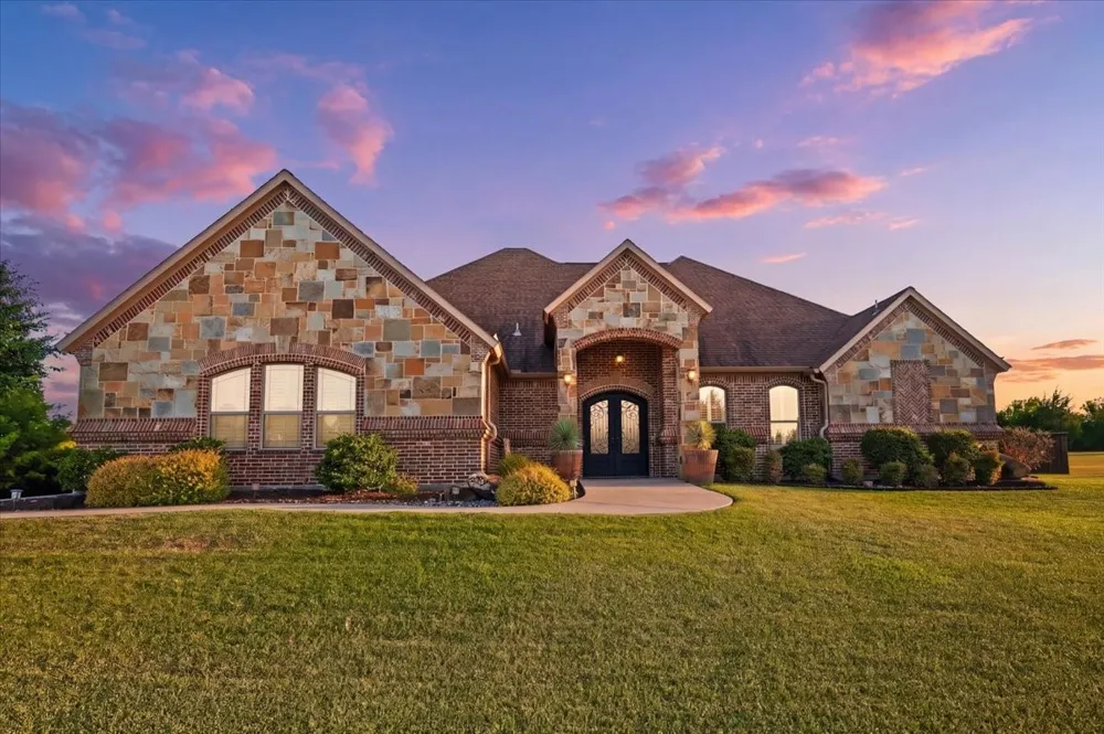 924 Indian Trail Oak Leaf, TX 75154