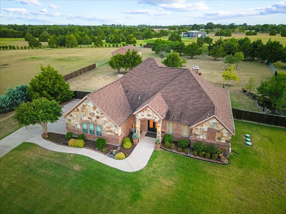 924 Indian Trail Oak Leaf, TX 75154