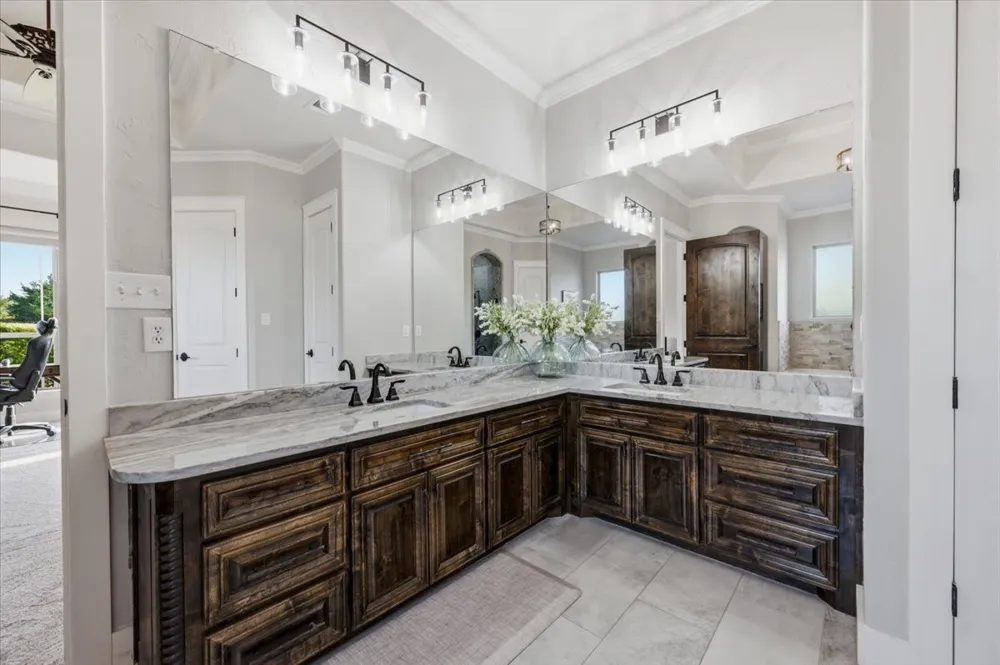924 Indian Trail Oak Leaf, TX 75154