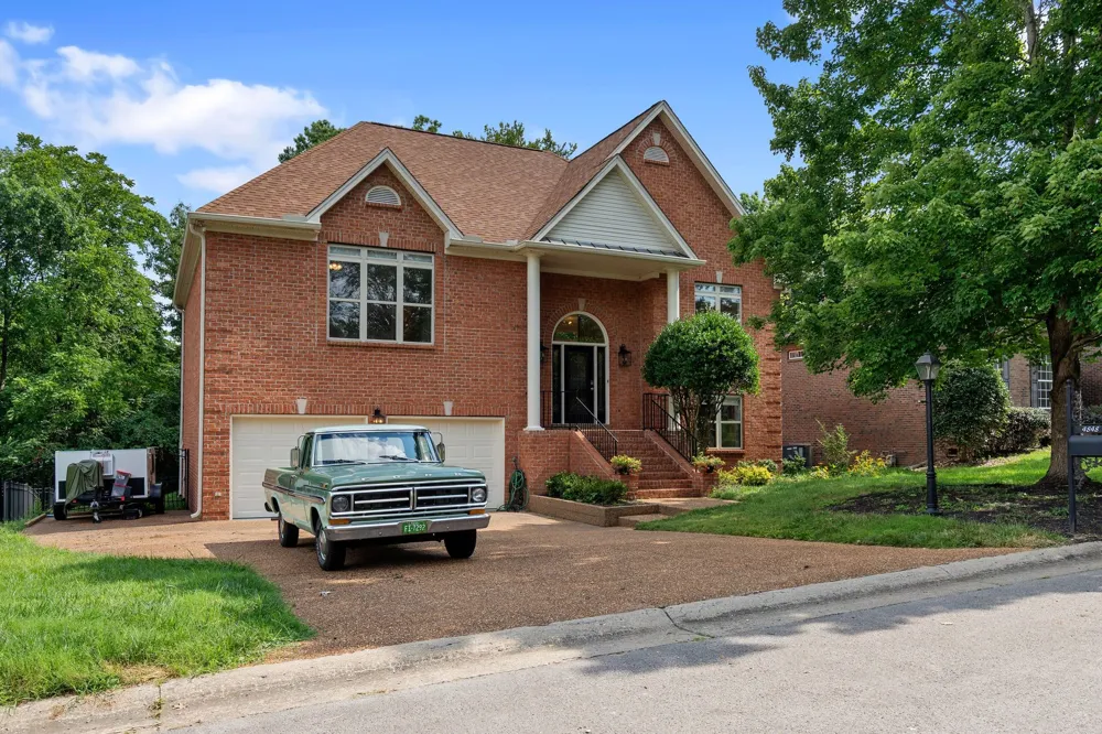 4848 Peninsula Pointe Dr Hermitage, TN 37076