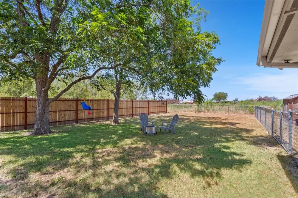 909 Mcclintic Drive Groesbeck, TX 76642