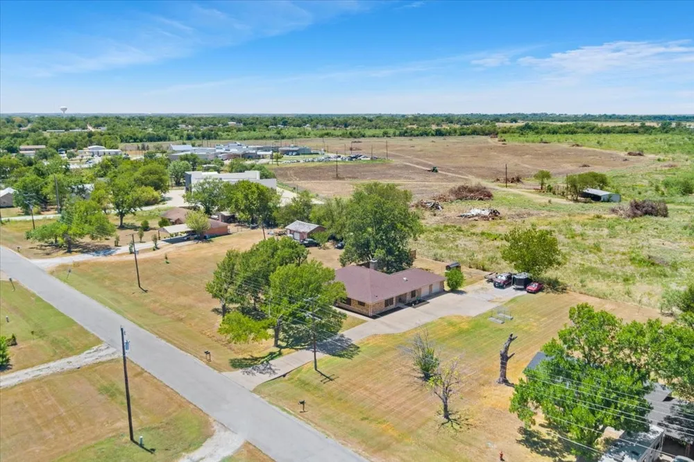 909 Mcclintic Drive Groesbeck, TX 76642