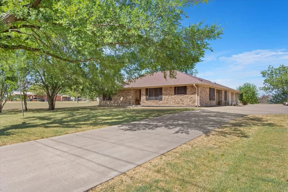 909 Mcclintic Drive Groesbeck, TX 76642