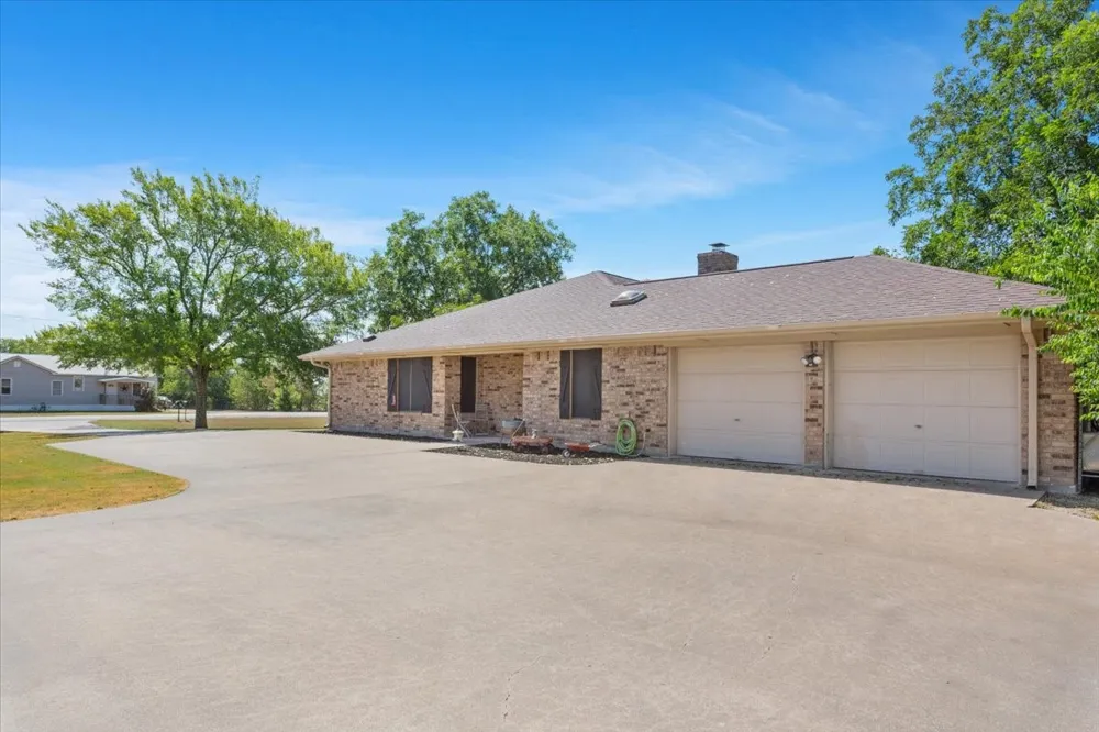 909 Mcclintic Drive Groesbeck, TX 76642