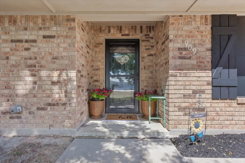 909 Mcclintic Drive Groesbeck, TX 76642