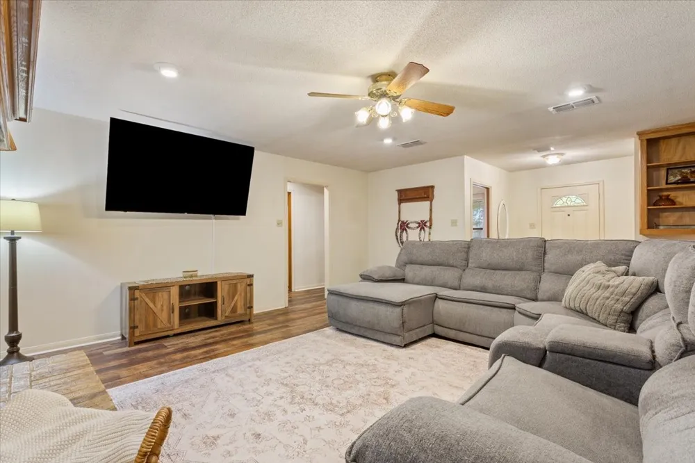 909 Mcclintic Drive Groesbeck, TX 76642