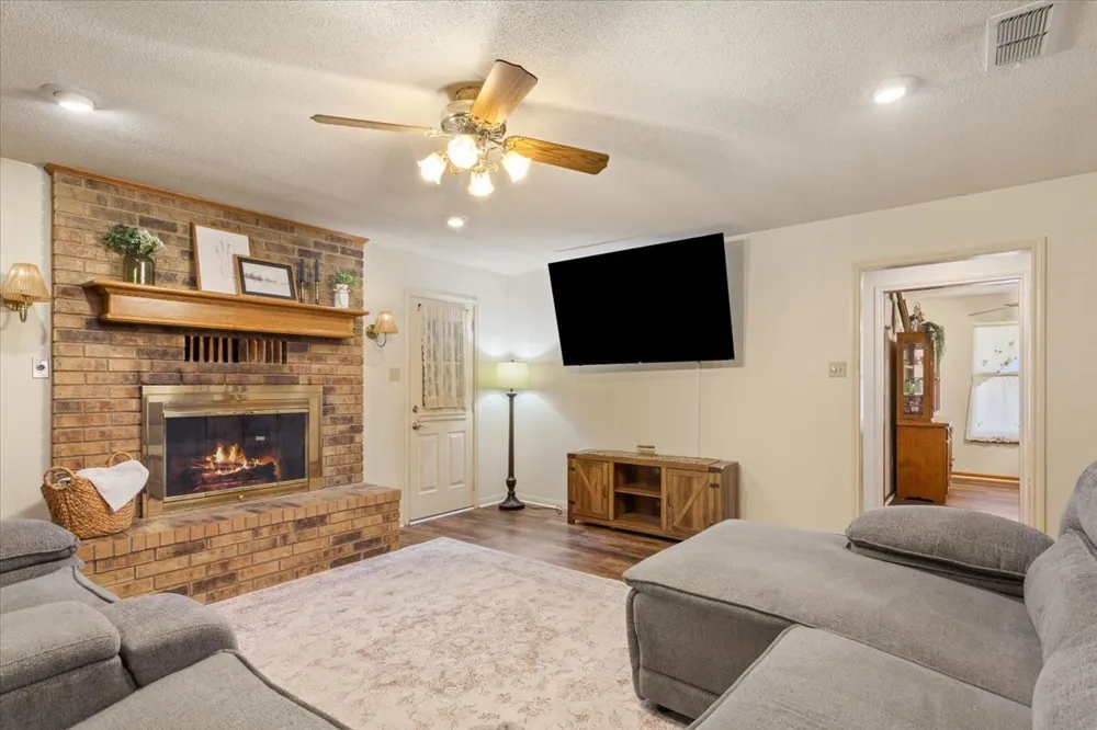 909 Mcclintic Drive Groesbeck, TX 76642