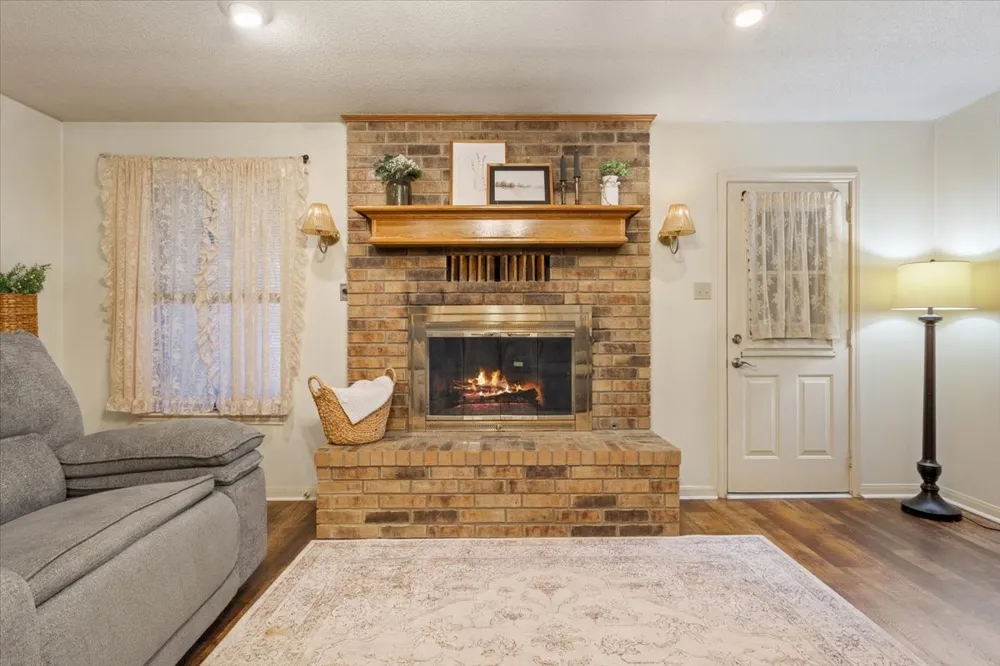 909 Mcclintic Drive Groesbeck, TX 76642