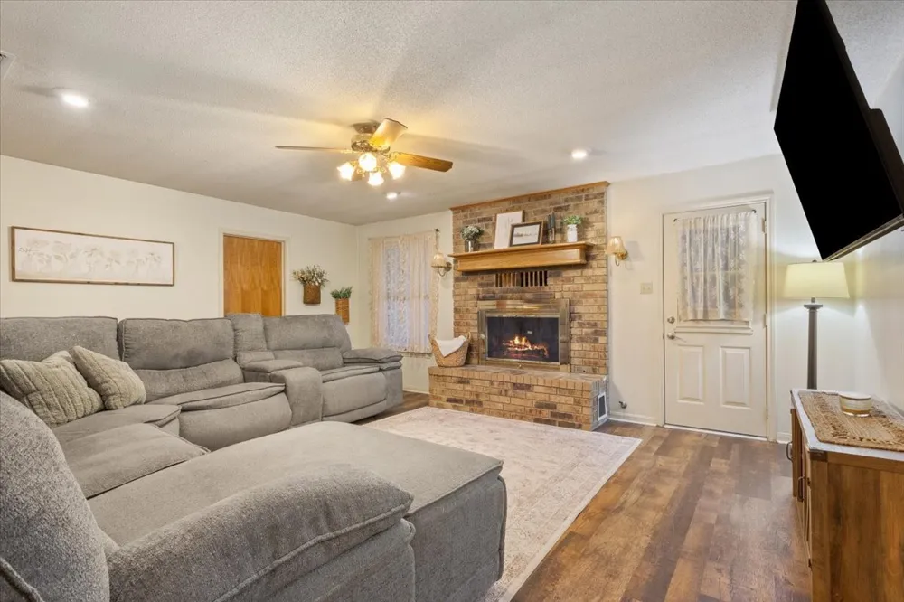 909 Mcclintic Drive Groesbeck, TX 76642
