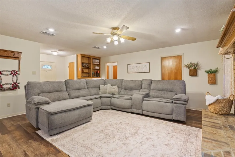 909 Mcclintic Drive Groesbeck, TX 76642
