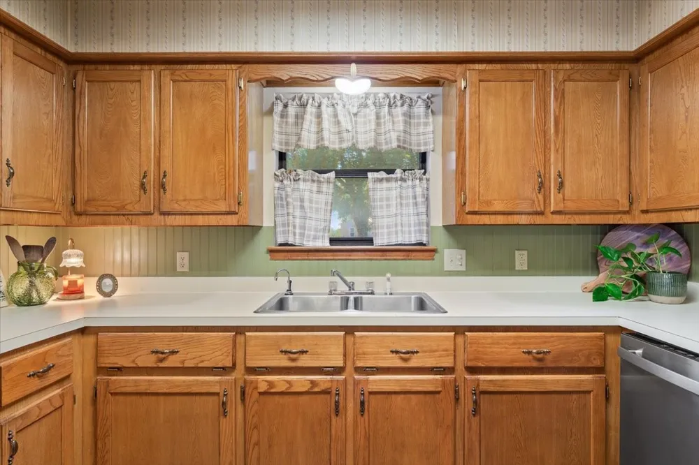 909 Mcclintic Drive Groesbeck, TX 76642