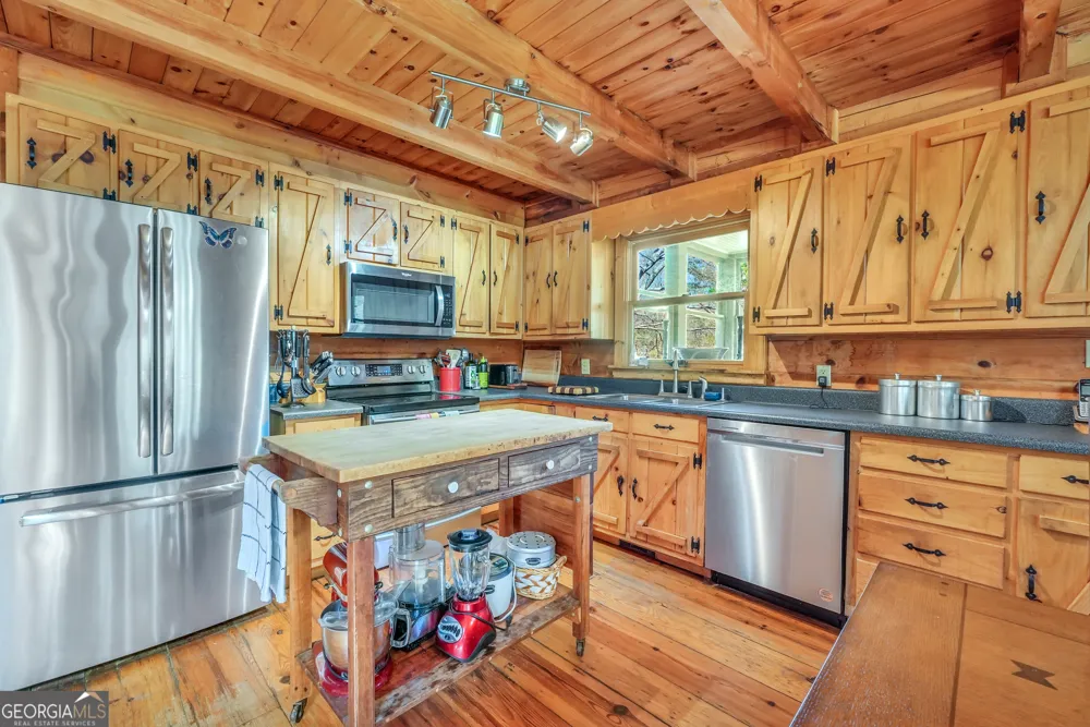 330 Country Kitchen RD Barnesville, GA 30204