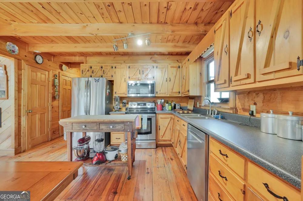 330 Country Kitchen RD Barnesville, GA 30204