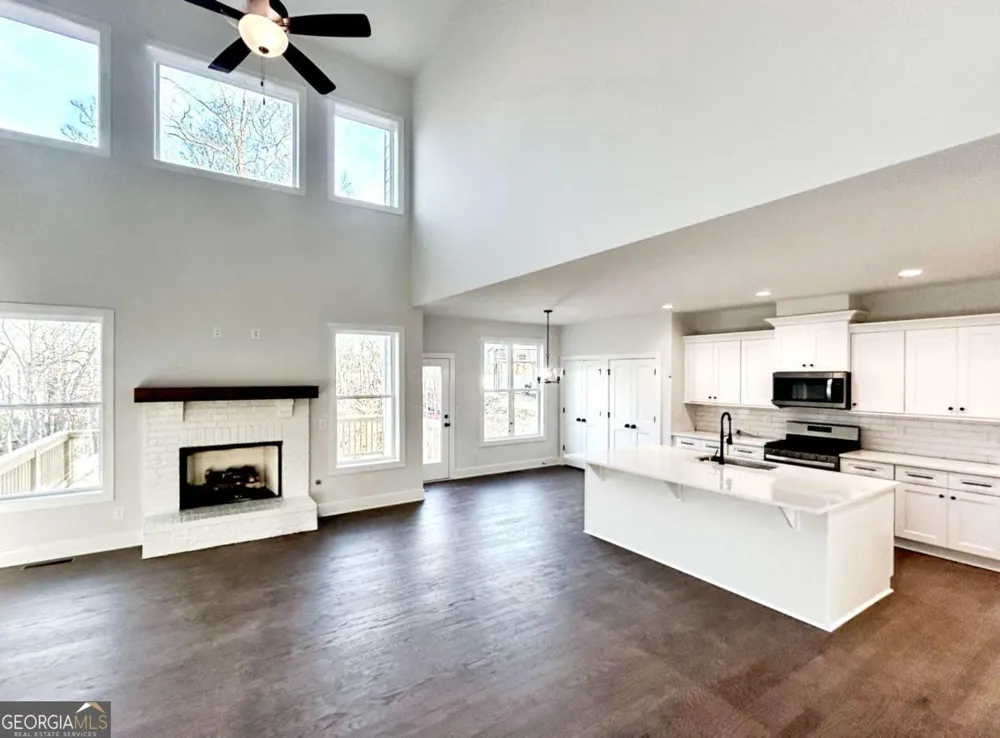 1695 Darby RD Waleska, GA 30183
