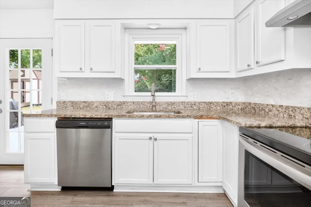 208 Mike ST Warner Robins, GA 31088