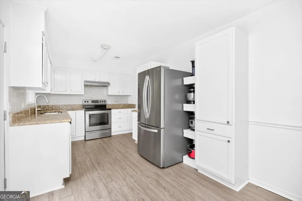 208 Mike ST Warner Robins, GA 31088
