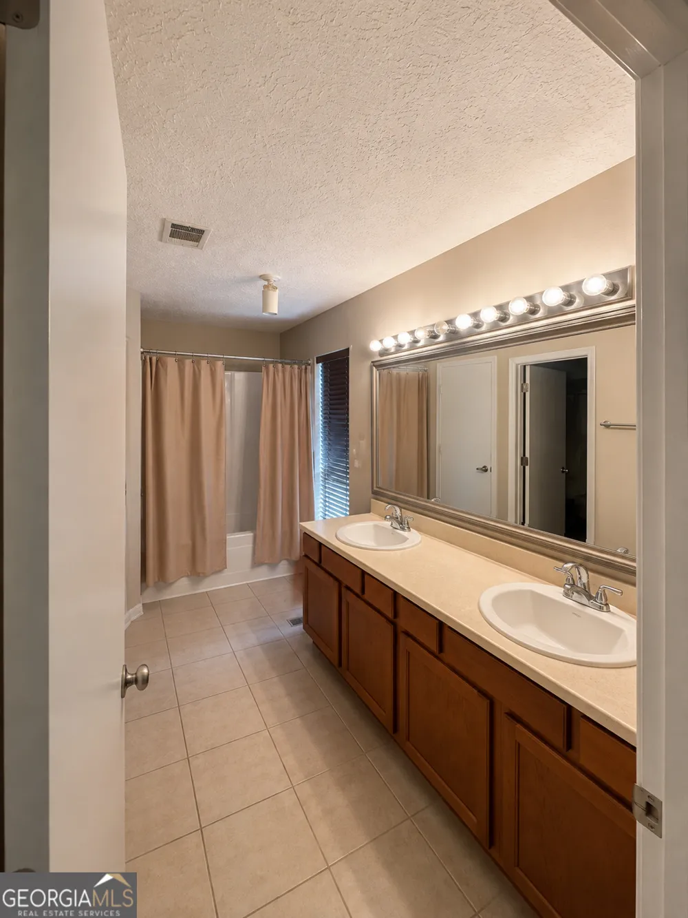 124 Heathrow DR Riverdale, GA 30274