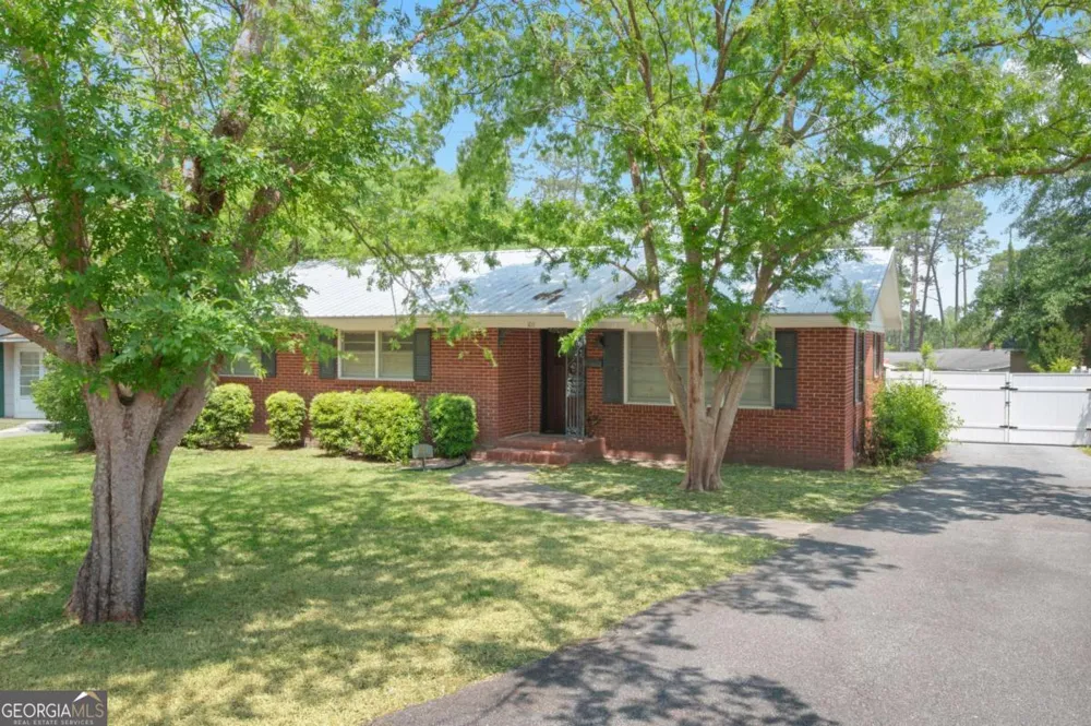 1011 Cherokee CIR Waycross, GA 31501