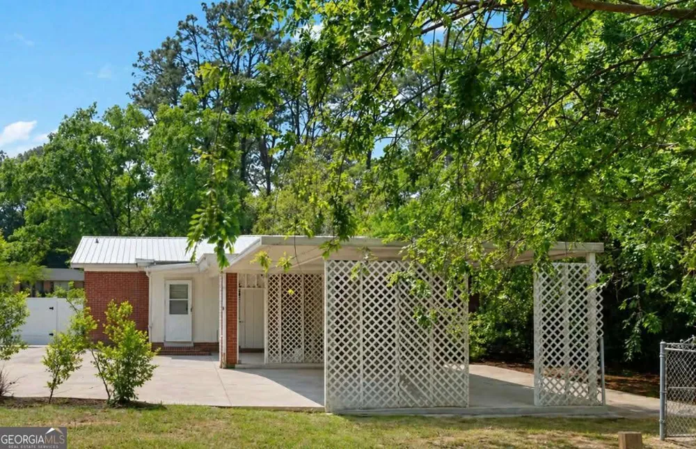 1011 Cherokee CIR Waycross, GA 31501