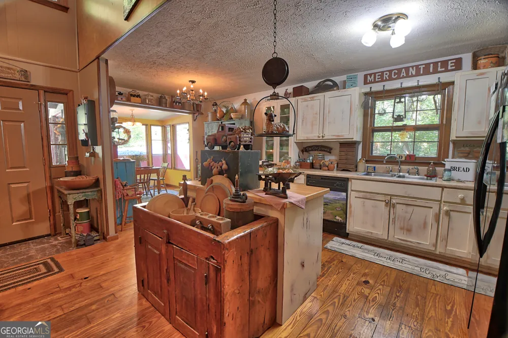 31 Creekside LN Clayton, GA 30525