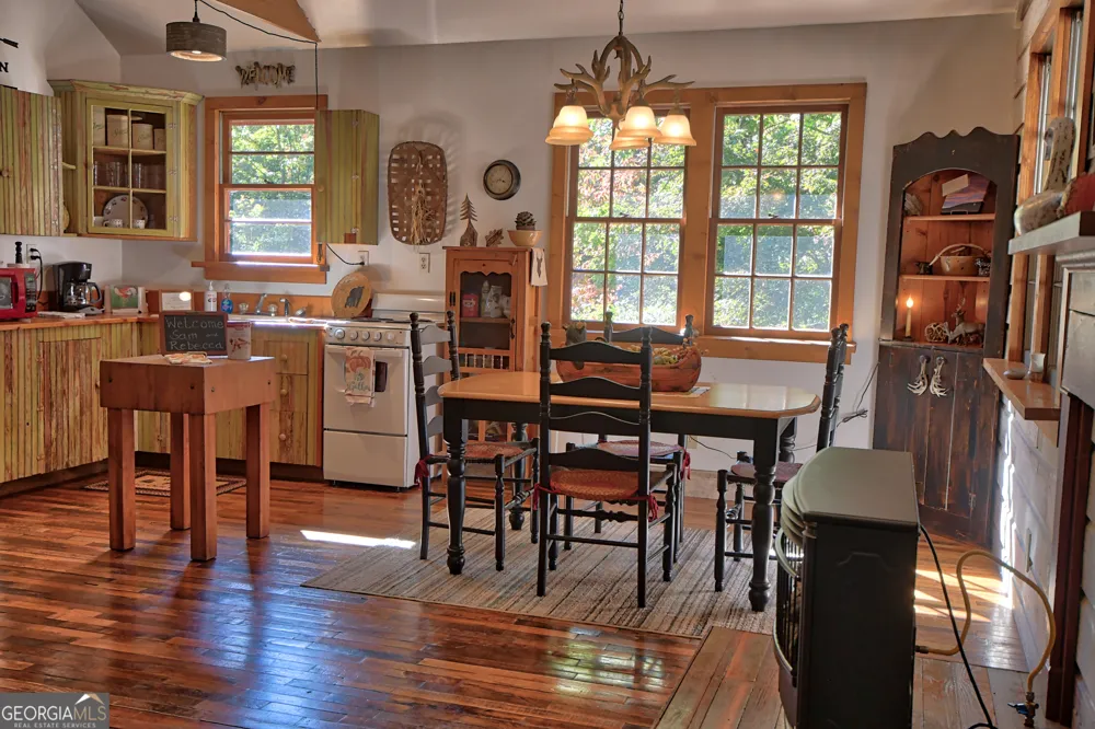31 Creekside LN Clayton, GA 30525