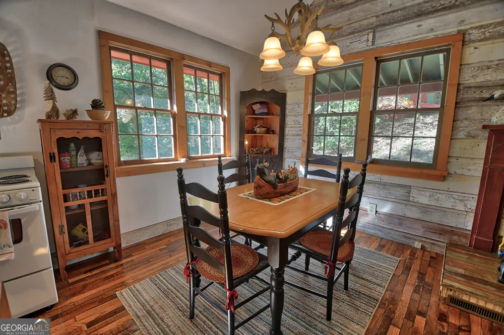 31 Creekside LN Clayton, GA 30525