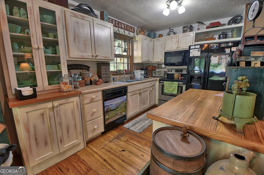 31 Creekside LN Clayton, GA 30525