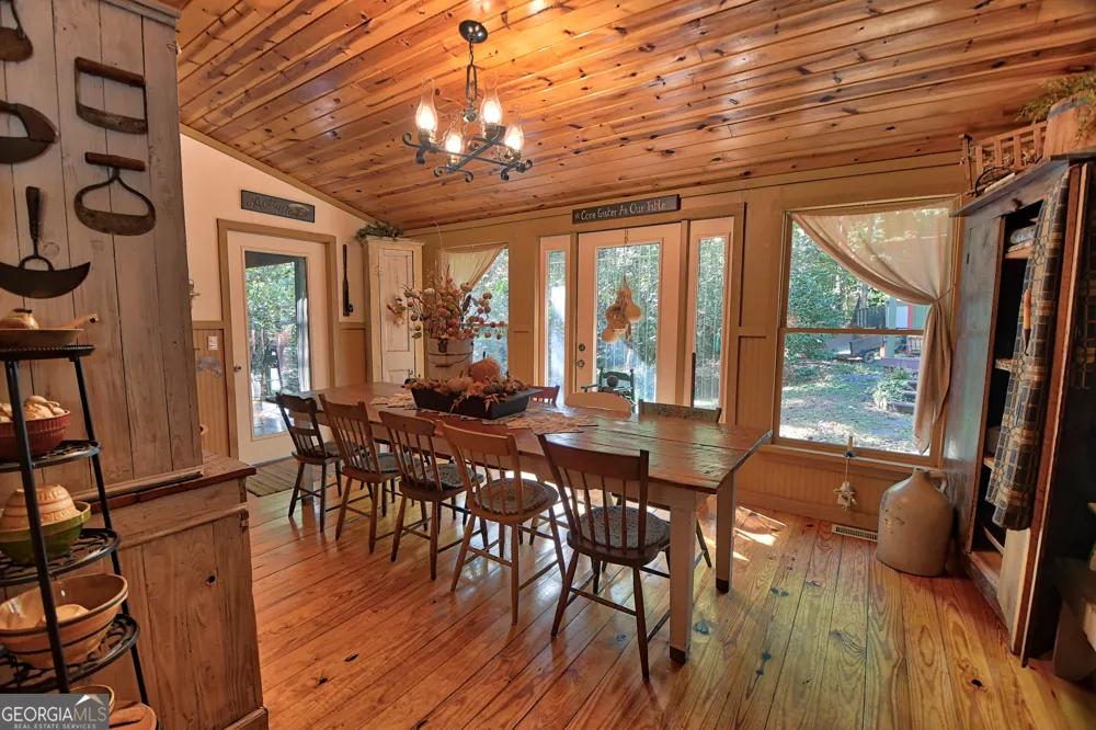 31 Creekside LN Clayton, GA 30525