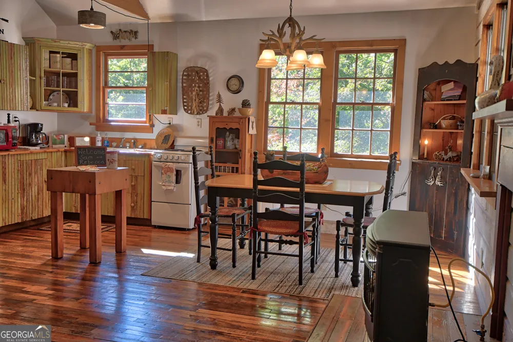 31 Creekside LN Clayton, GA 30525
