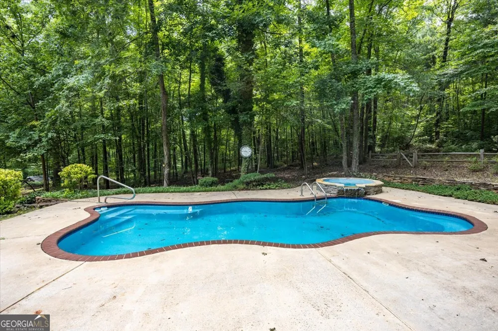201 Manor CT Forsyth, GA 31029
