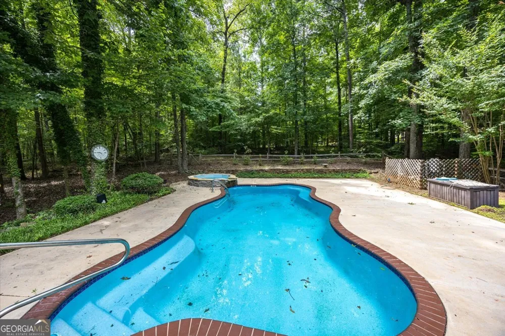 201 Manor CT Forsyth, GA 31029