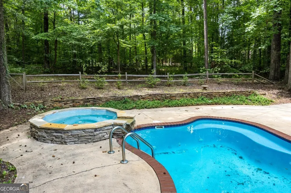201 Manor CT Forsyth, GA 31029