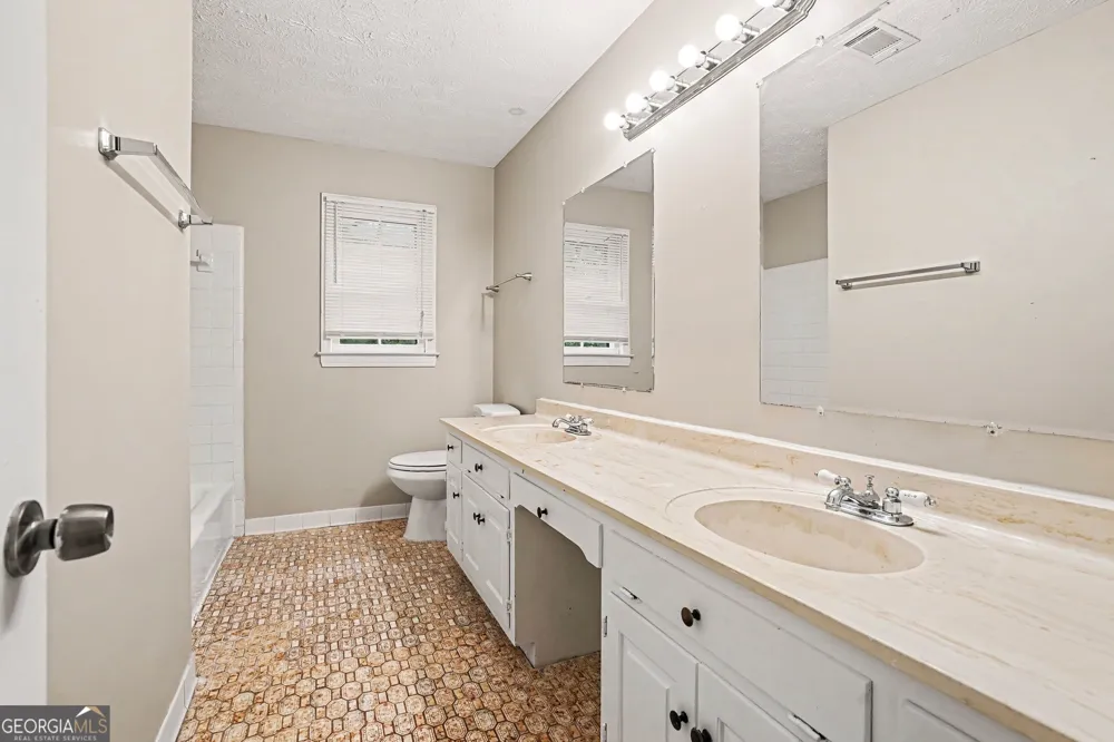 3884 Hunting Ridge DR SW Lilburn, GA 30047