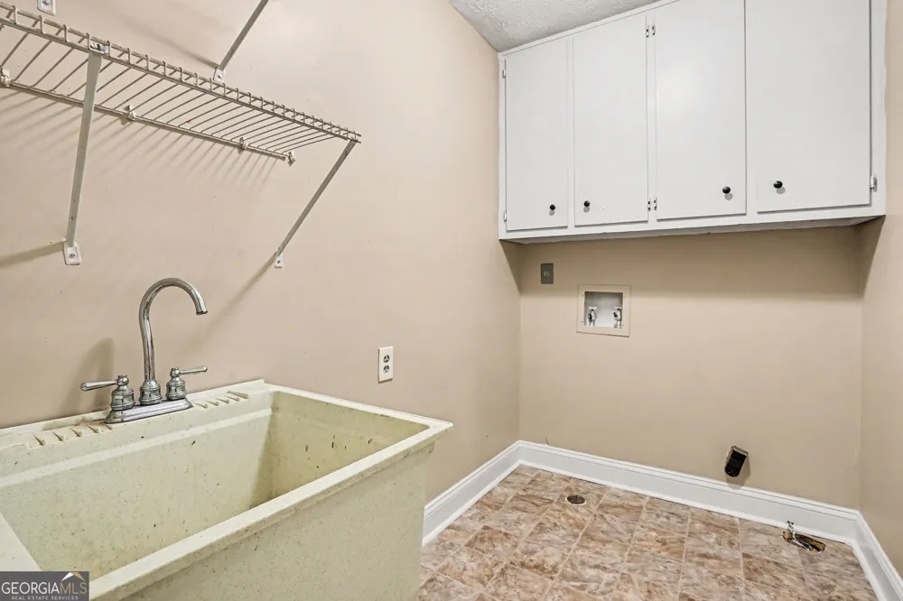 3884 Hunting Ridge DR SW Lilburn, GA 30047