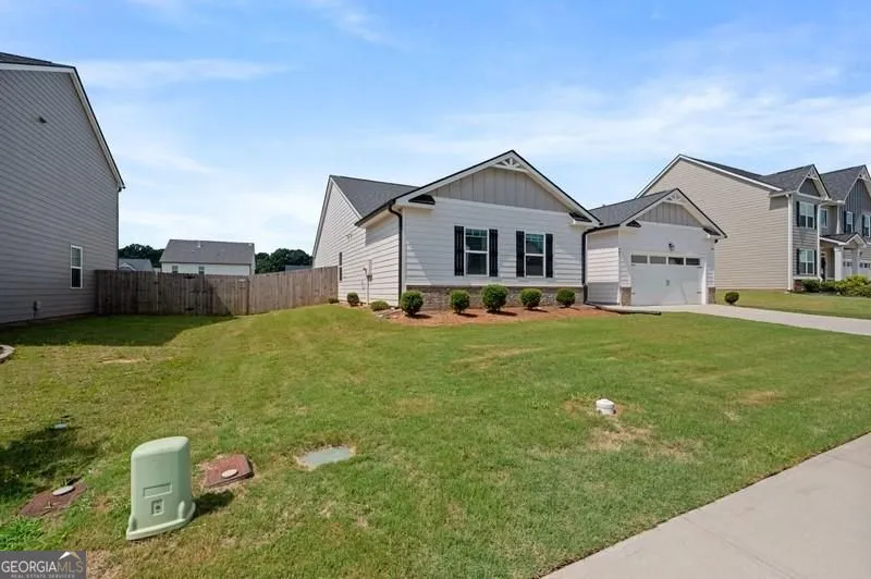 647 Graham Campbell LN Statham, GA 30666