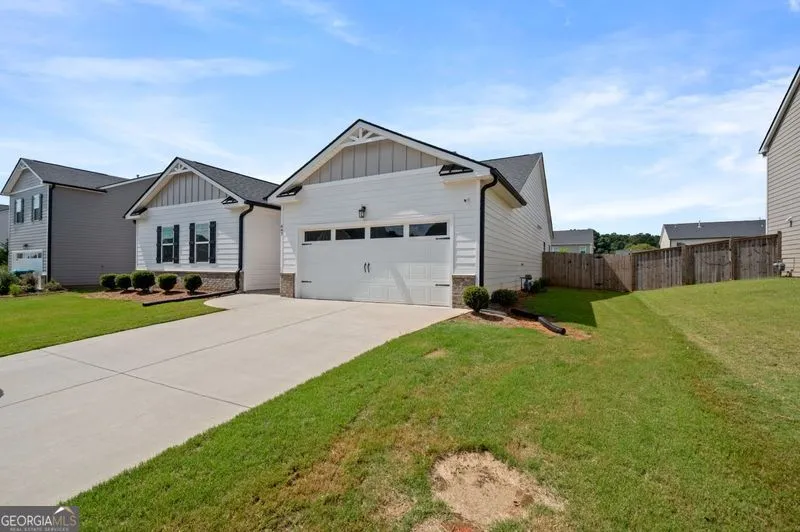 647 Graham Campbell LN Statham, GA 30666